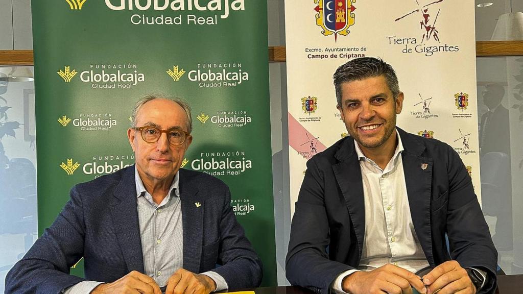 Mariano León y Santiago Lázaro durante la firma del convenio.