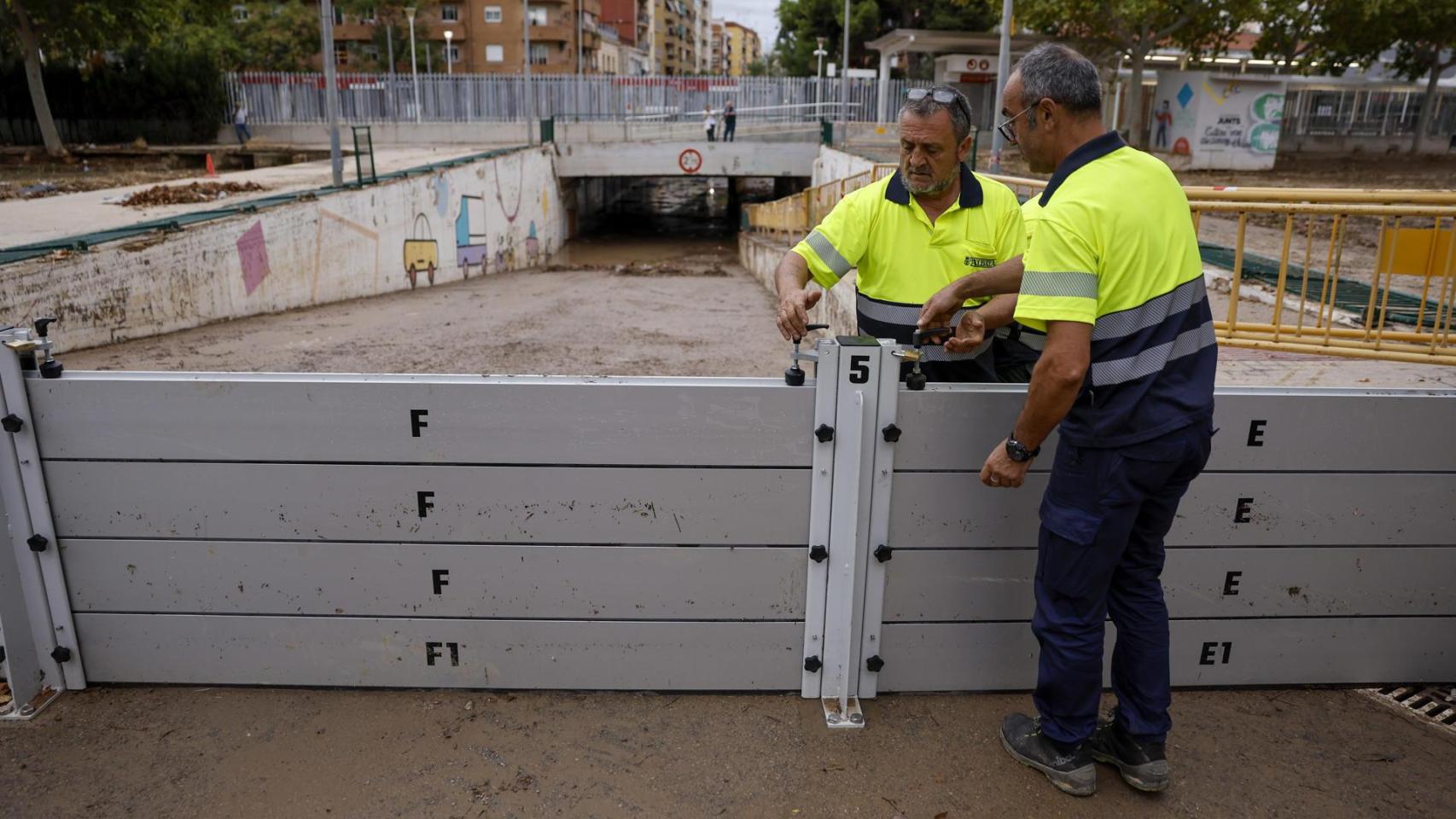 Compuertas instaladas en Aldaia para guiar el agua del barranco de La Saleta, de nuevo desbordado este lunes. Efe / Biel Aliño