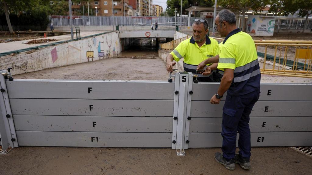 Compuertas instaladas en Aldaia para guiar el agua del barranco de La Saleta, de nuevo desbordado este lunes. Efe / Biel Aliño