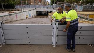 Compuertas instaladas en Aldaia para guiar el agua del barranco de La Saleta, de nuevo desbordado este lunes. Efe Biel Aliño