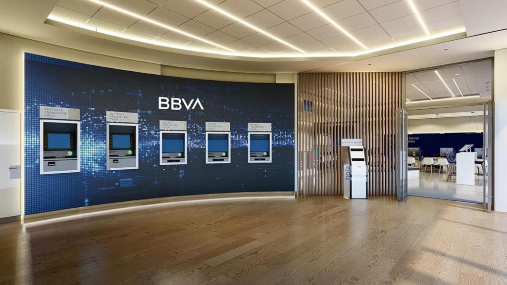 Una oficina con cajeros de BBVA.