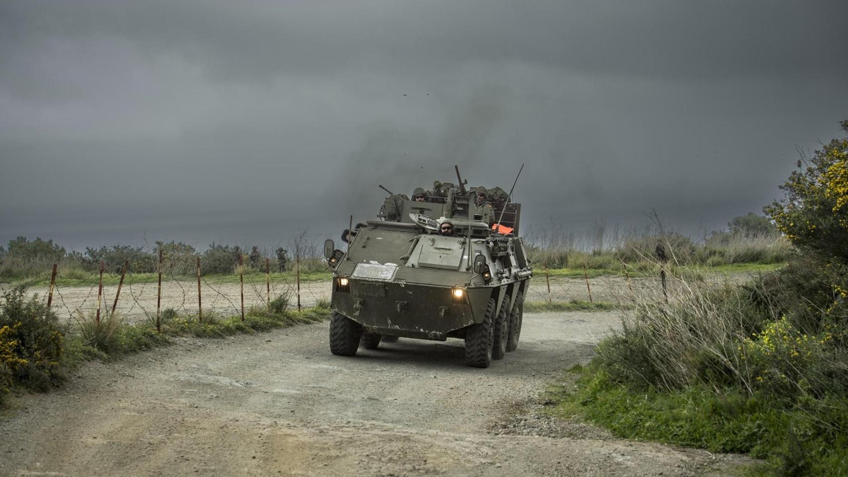 Un vehículo militar durante un ejercicio, a 21 de marzo de 2024, en Ceuta (España).