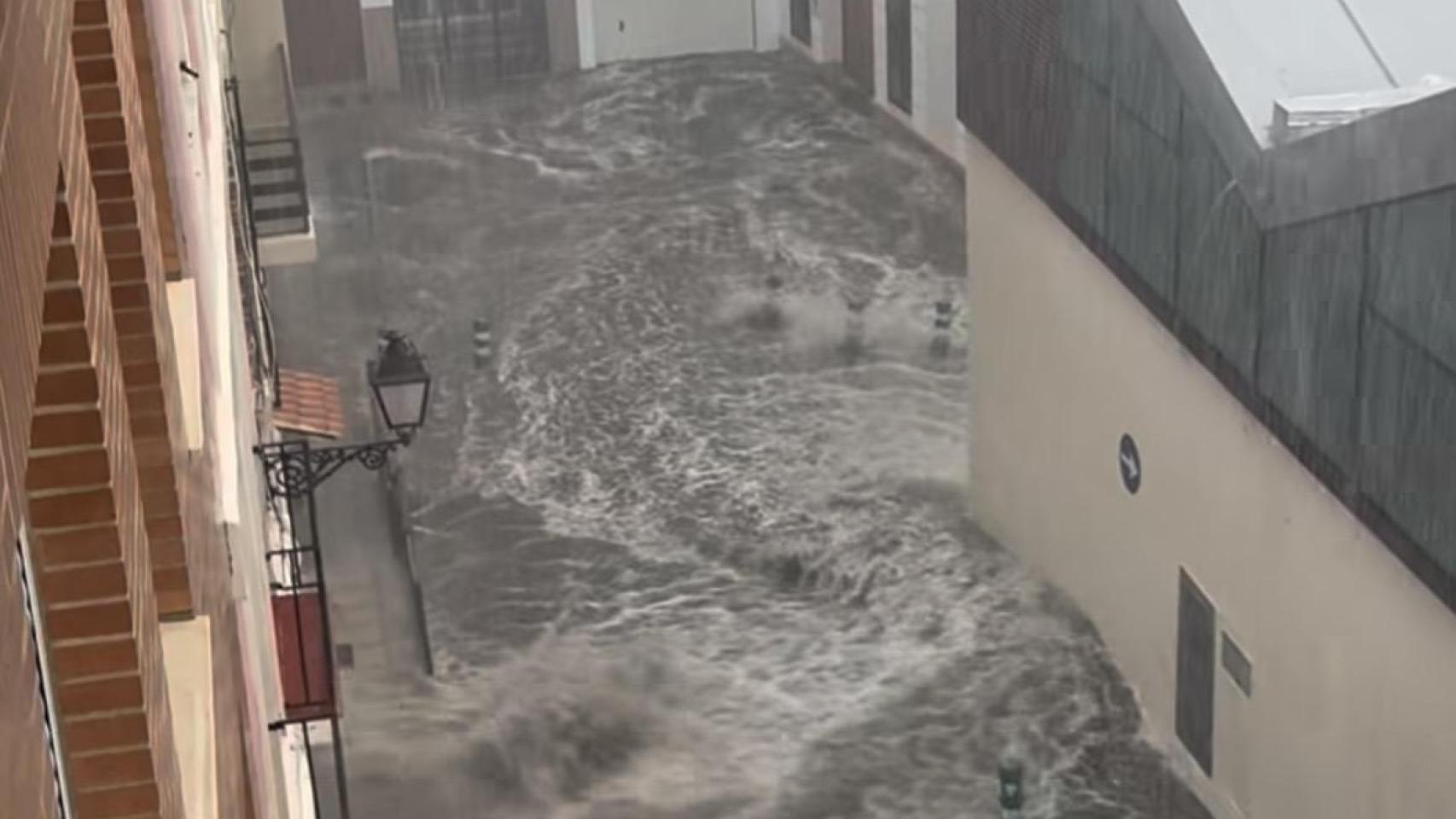 Una fuerte tormenta descarga en la Ribera Baixa (Valencia).