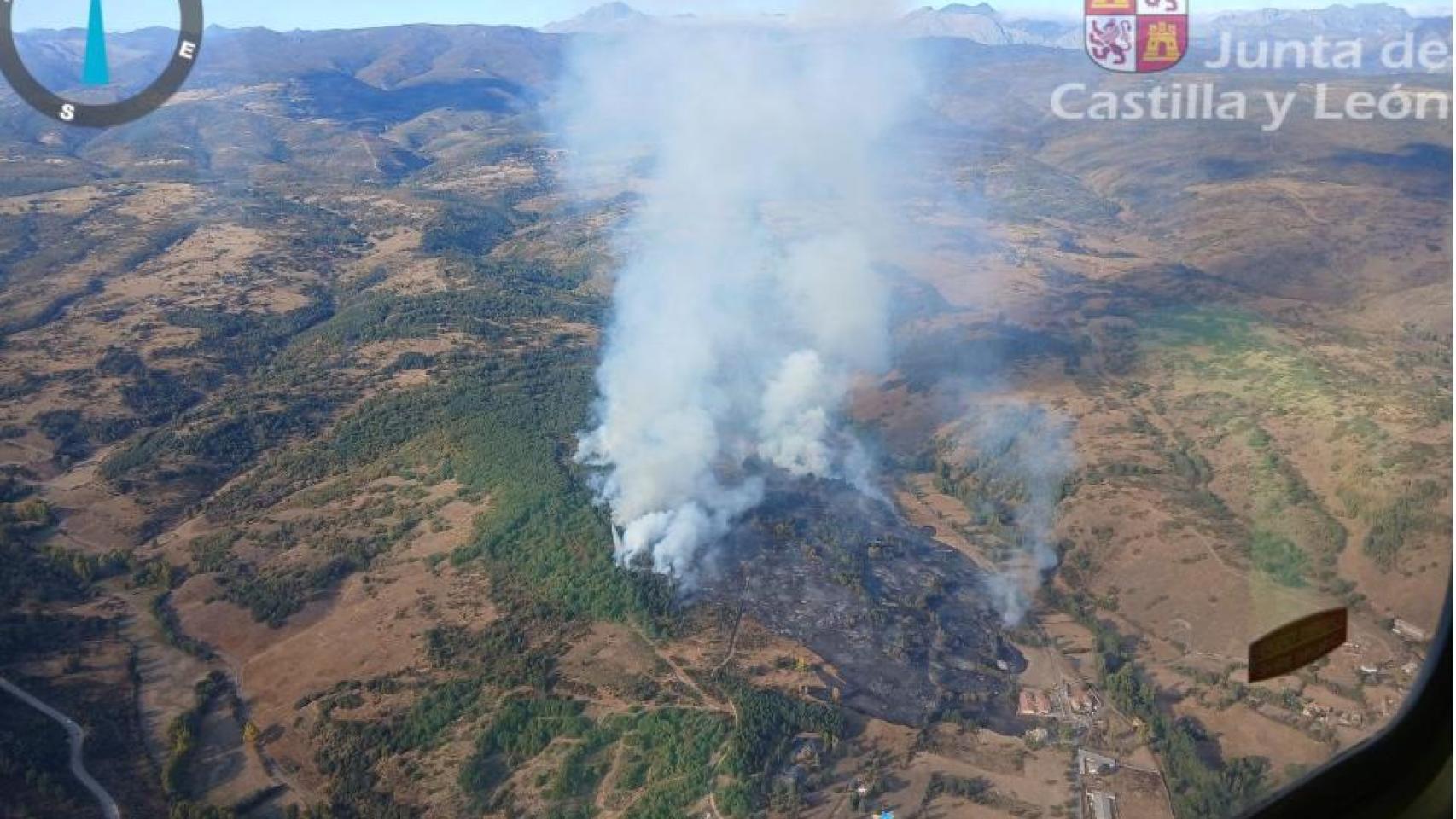 Un incendio en el término municipal de Riello