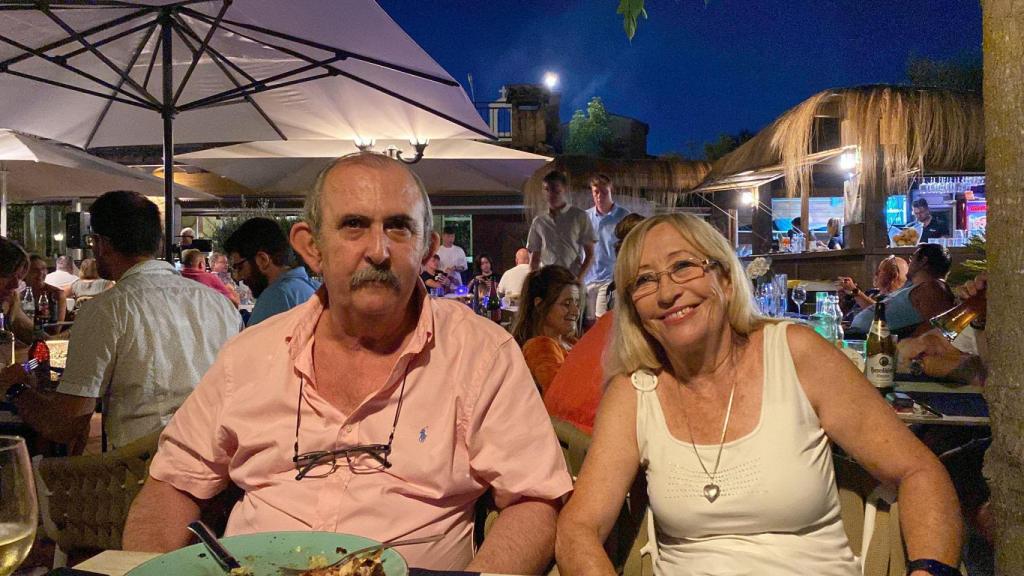 José junto a su querida Catalina, en una de sus citas en un restaurante.