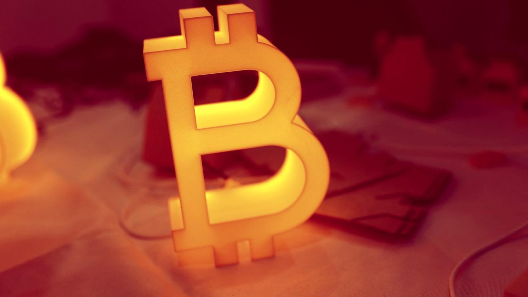 Una lámpara de bitcoin se exhibe en el evento de criptomonedas 'Bitcoin Treasuries Unconference' en Nueva York.