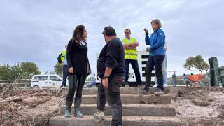Elena Lacalle, alcaldesa de Cuarte, junto con un equipo de concejales revisando los daños tras la tormenta.