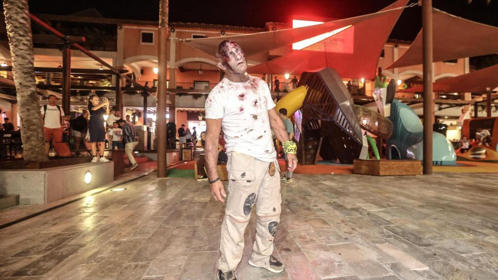 Uno de los actores disfrazados de zombie en Plaza Mayor.
