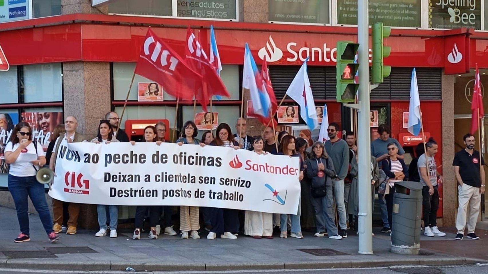 Protesta convocada por la CIG ante una oficina del Banco Santander de Vigo, por el cierre de sucursales