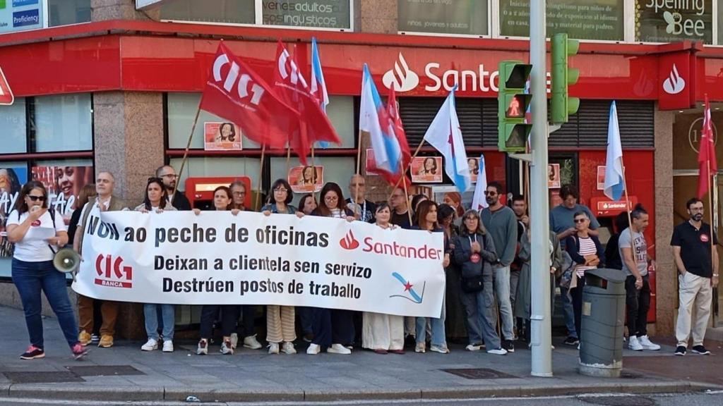 Protesta convocada por la CIG ante una oficina del Banco Santander de Vigo, por el cierre de sucursales