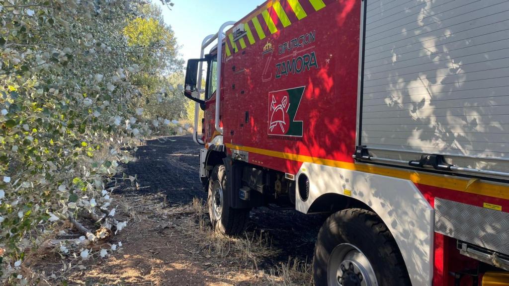 Los bomberos del Parque de Benavente interviniendo en un incendio en Villarrín de Campos