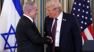 Donald Trump y Benjamin Netanyahu estrechan la mano después de anunciar el plan de 20 puntos para la posguerra en Gaza.