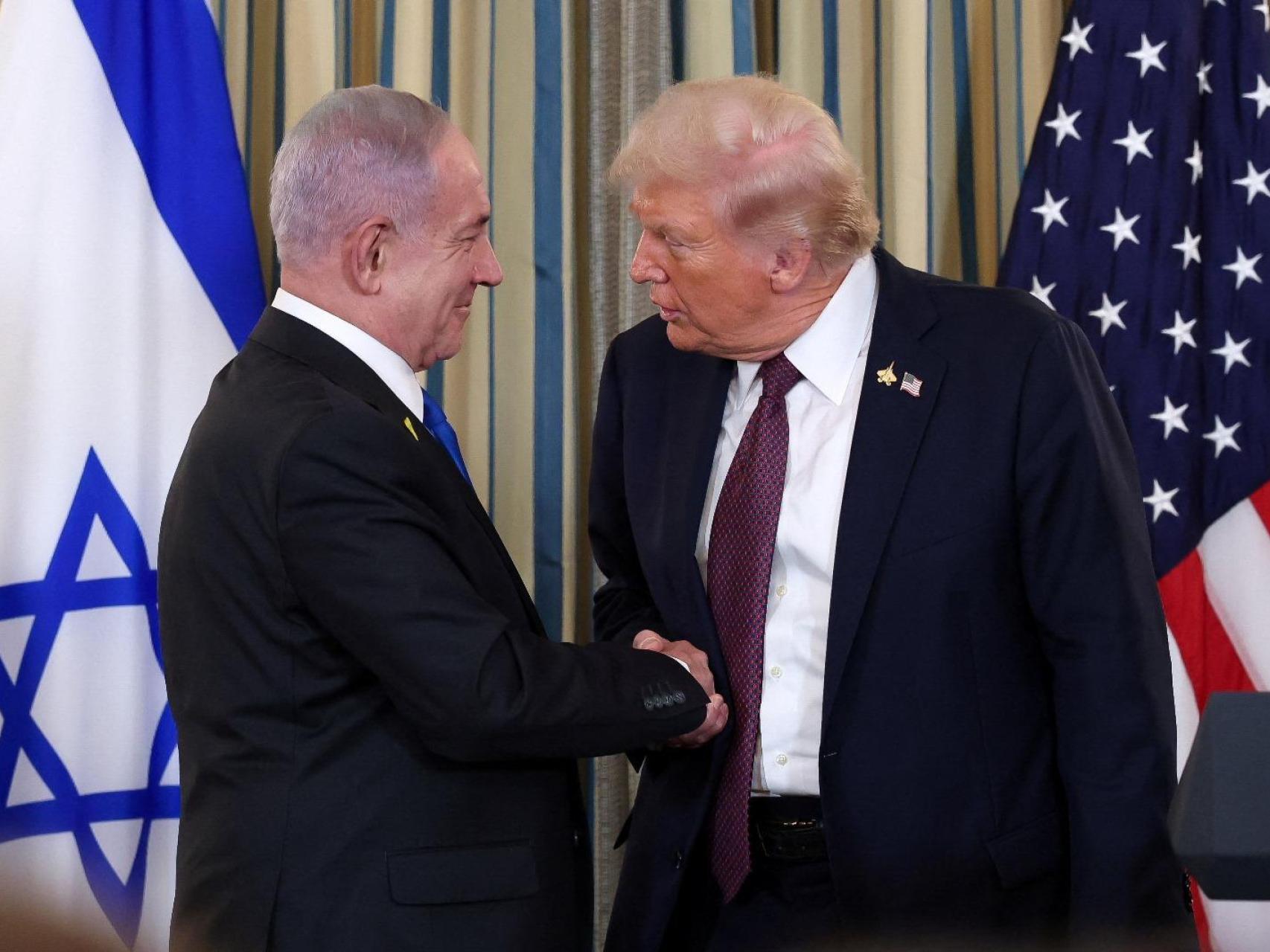 Donald Trump y Benjamin Netanyahu estrechan la mano después de anunciar el plan de 20 puntos para la posguerra en Gaza.