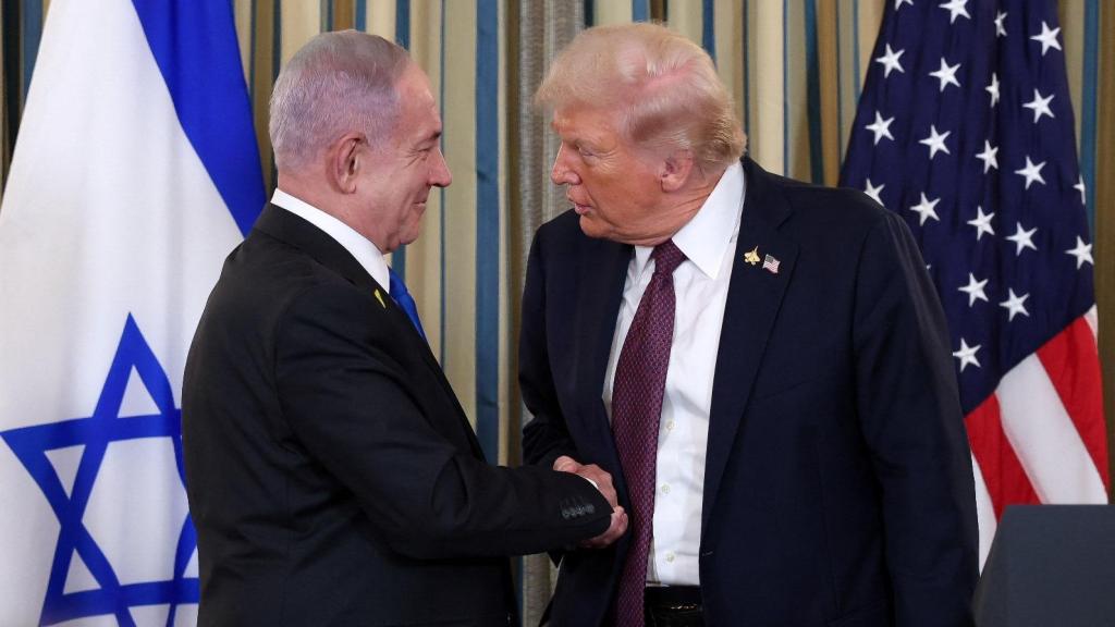 Donald Trump y Benjamin Netanyahu estrechan la mano después de anunciar el plan de 20 puntos para la posguerra en Gaza.