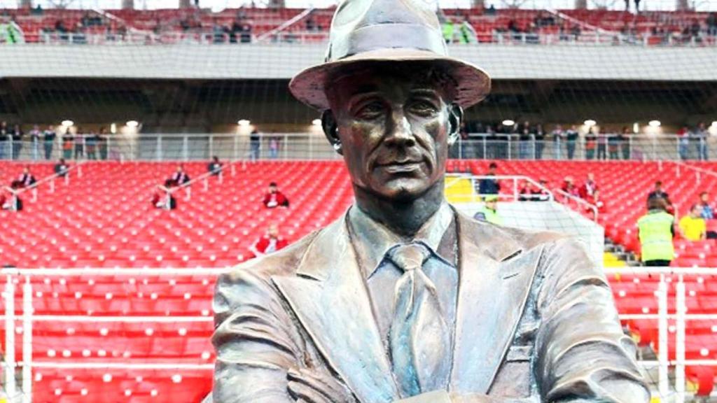 Estatua de Nikolai Starostin en el estadio del Spartak de Moscú
