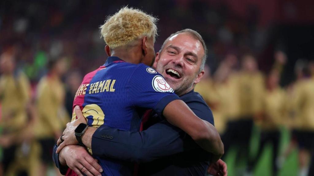 Hansi Flick abraza a Lamine Yamal en un partido del FC Barcelona.