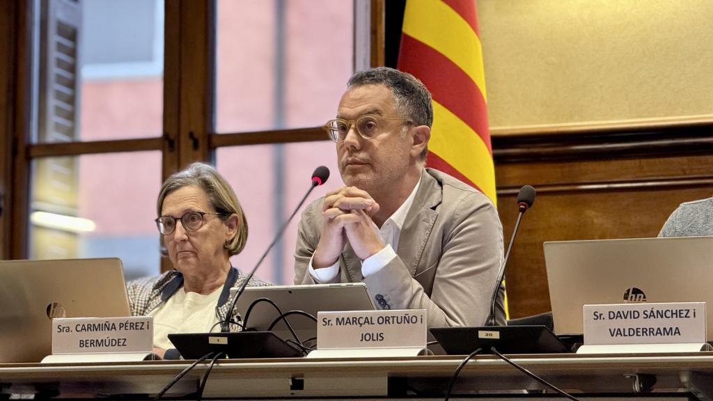 El alcalde de Torelló, Marçal Ortuño (ERC), durante el pleno interrumpido por los vecinos.