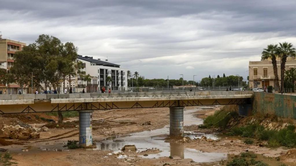 Imagen del Barranco del Poyo este lunes en su paso por Paiporta (Valencia).