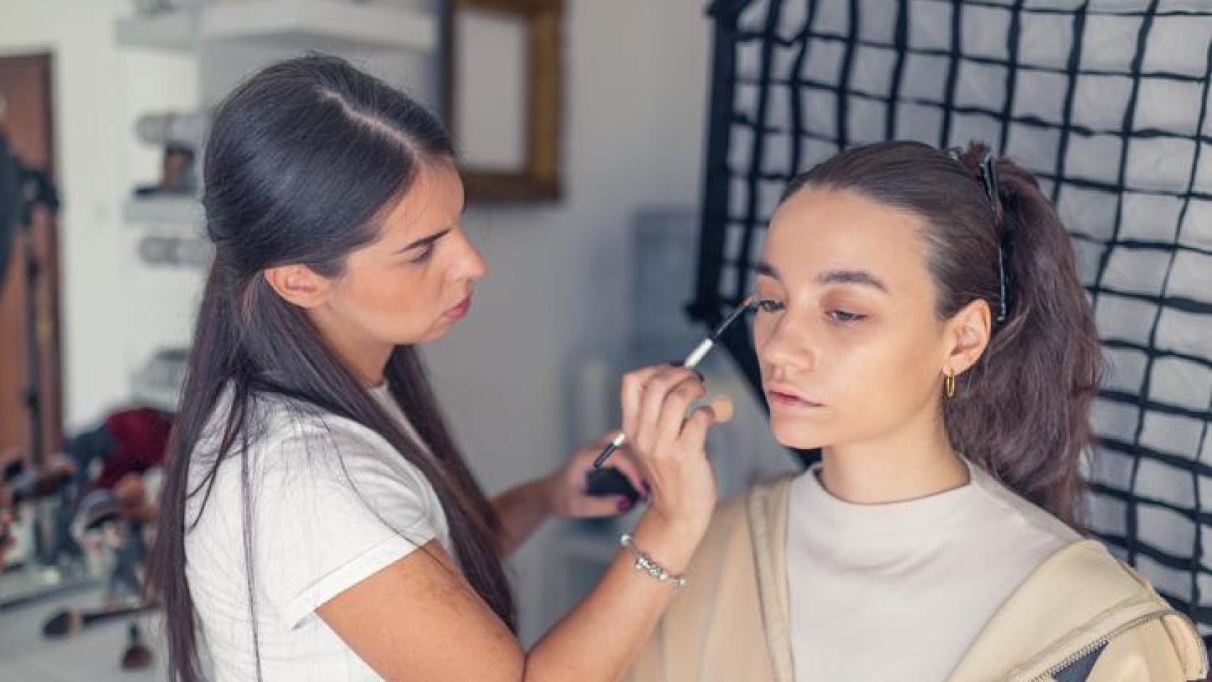 Maquilladora con su clienta.