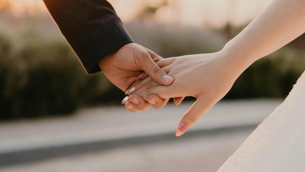Imagen de archivo de una pareja de la mano.