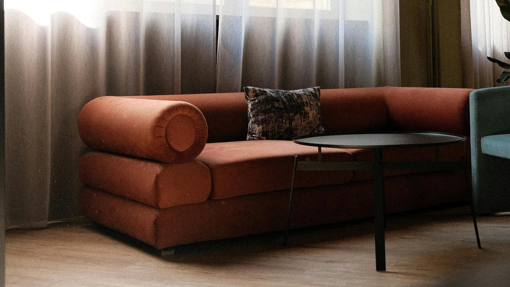 Imagen de archivo de un salón con toques rojizos.