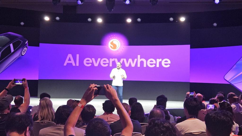 Cristiano Amon, CEO de Qualcomm durante la presentación del Snapdragon Summirt 2025