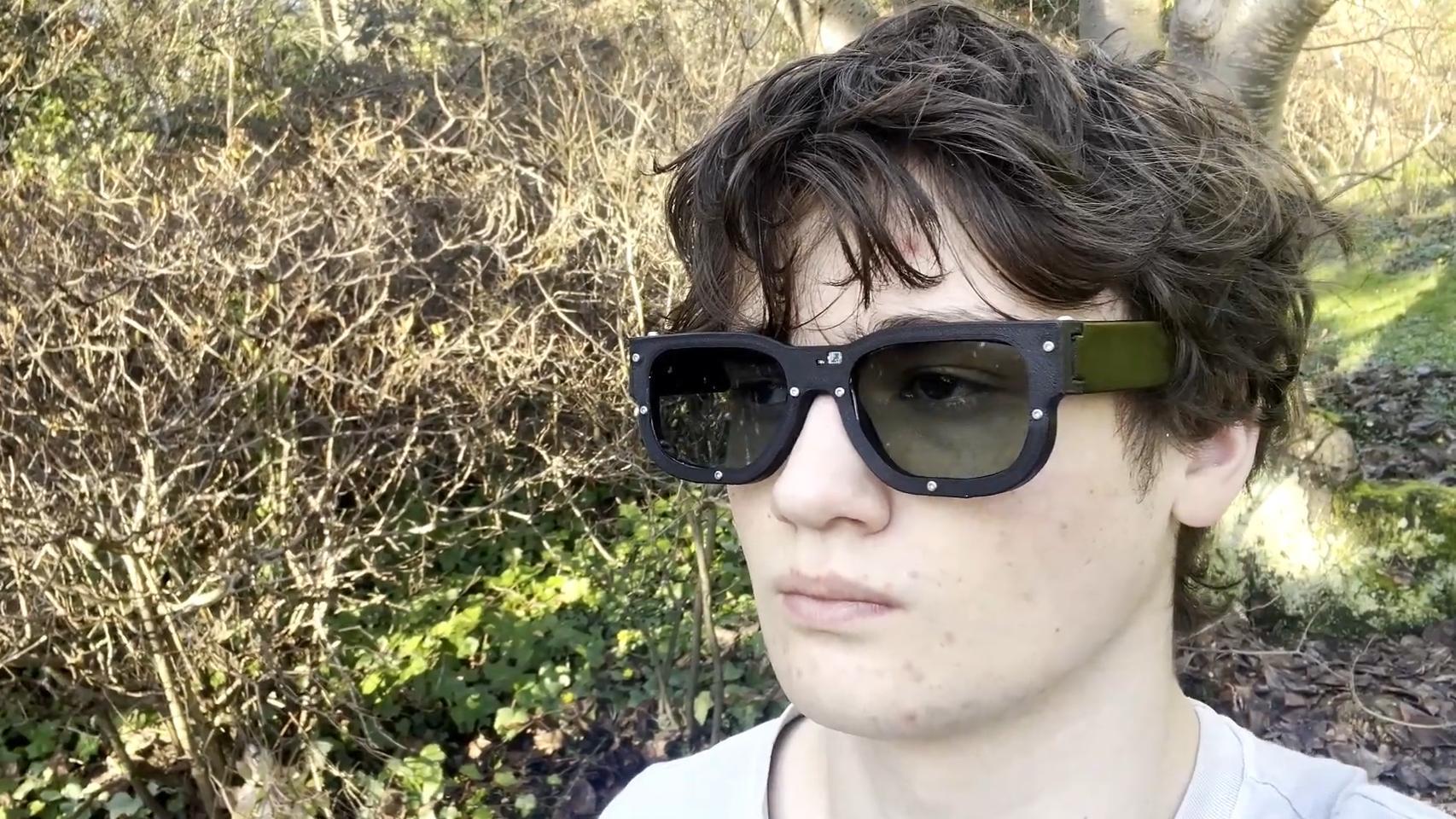 Mark Campbell usando las gafas Lensare que protegen a las personas epilépticas.