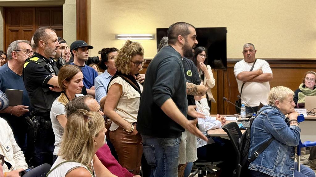Un vecino estalla, ante la intensa mirada de un Policía Local: Si no pueden resolverlo ustedes, lo resolveremos nosotros en tan sólo dos días.