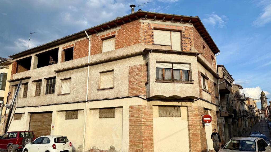 Nave abandonada en la que, según denuncian los vecinos, viven okupas de origen magrebí que alteran la convivencia vecinal durante las noches.