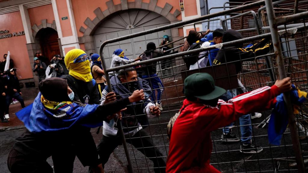 Manifestantes derriban una barricada durante una protesta contra Noboa en Quito el 23 de septiembre.