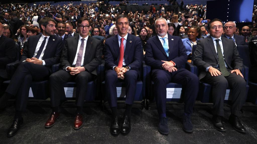 Sánchez, flanqueado por Ernest Urtasun, Salvador Illa y José Manuel Albares, junto al director adjunto de la UNESCO, Ernesto Ottone este lunes en Barcelona.