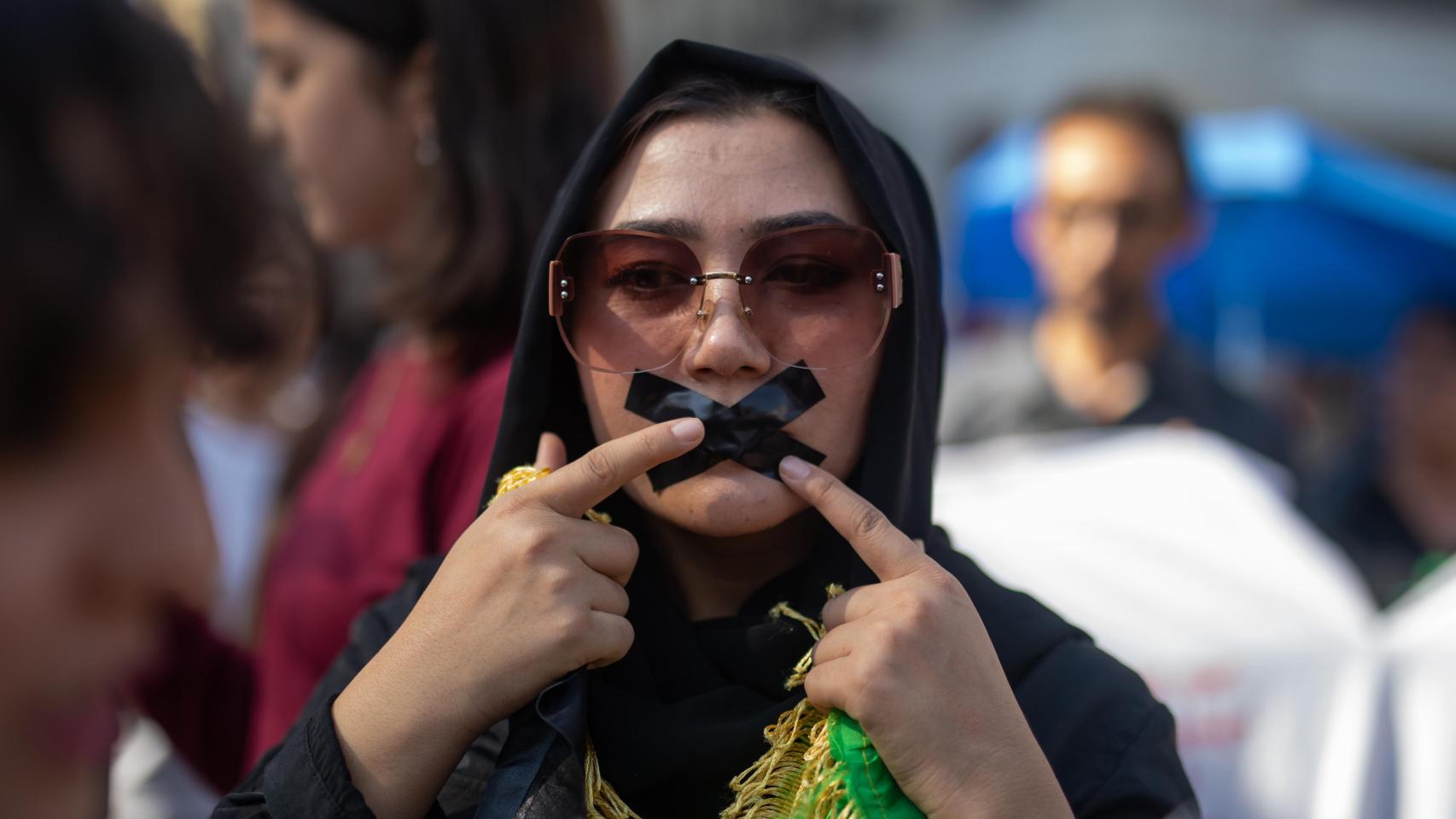 Una mujer protesta para reivindicar los derechos de las mujeres afganas en un acto en Madrid.