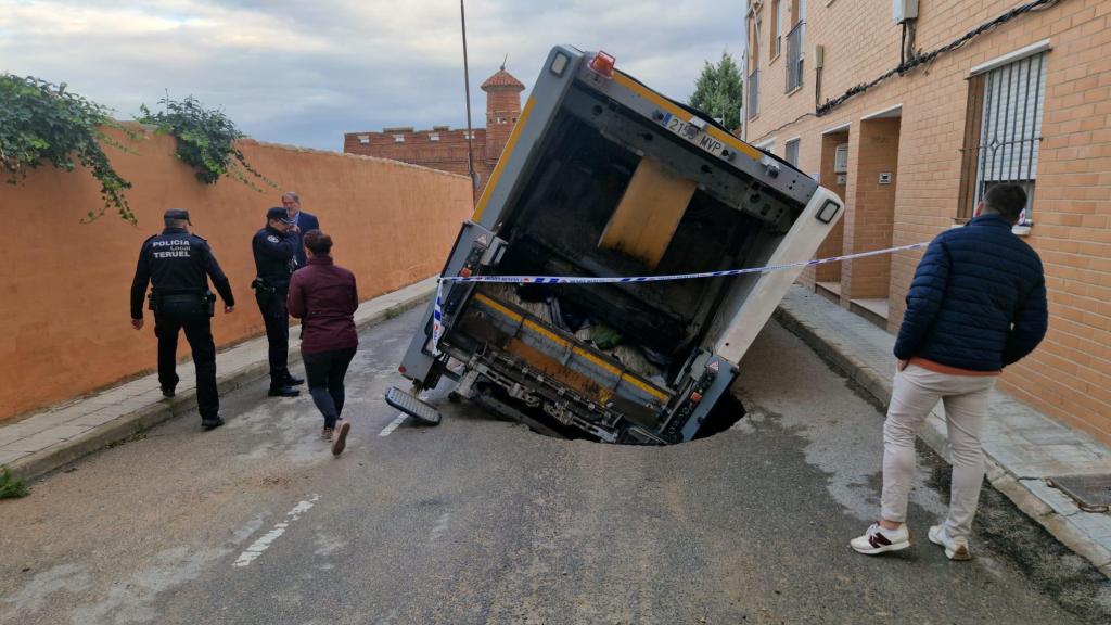 Un camión de la basura se hunde en una calle de Teruel.