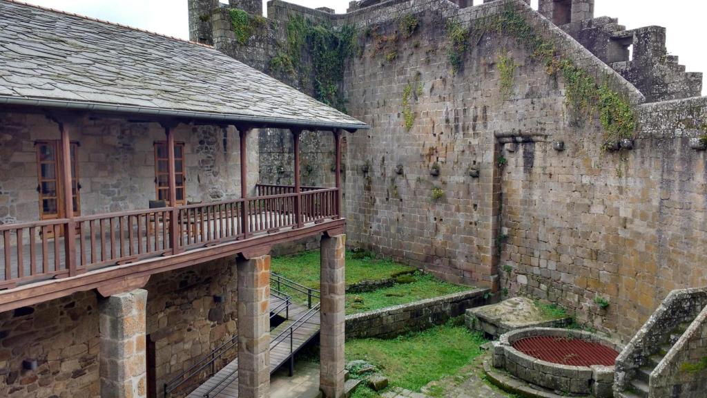 Interior del castillo de Castro Caldelas