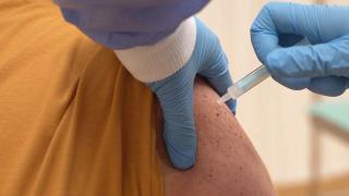 Una persona vacunándose.