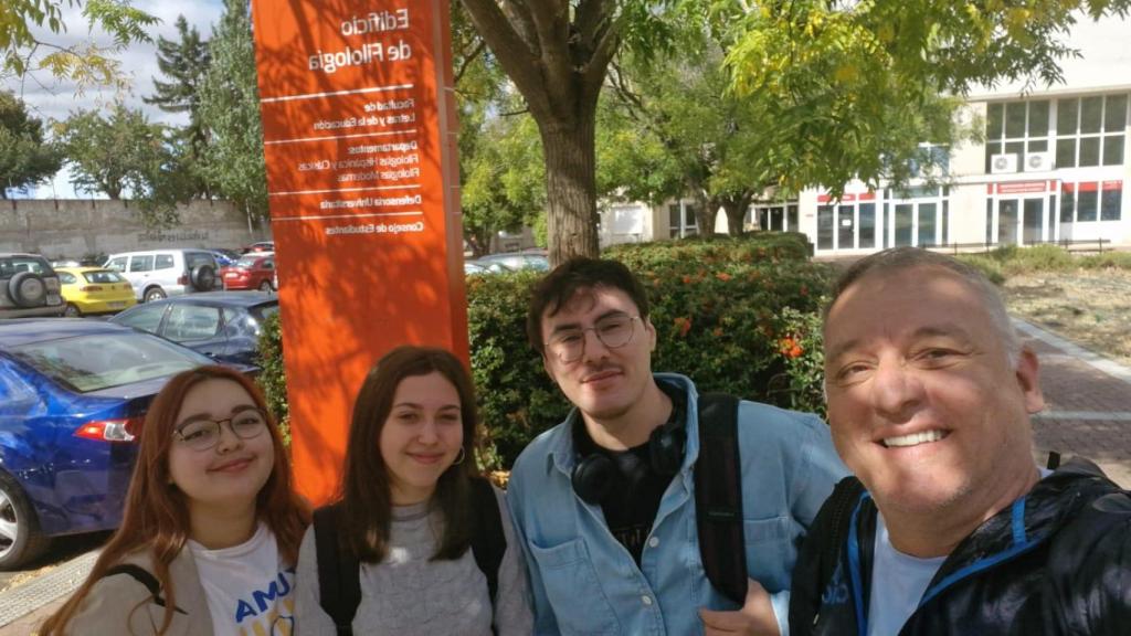 Ricardo Martines junto a sus amigos en Brasil.