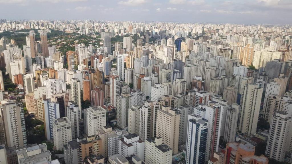 Ricardo Martines: Sao Paulo tiene como 10 millones de habitantes y la gran Sao Paulo (metropolis) tiene como 22 millones y así aquí para mi todo está cerca en Logroño, siempre caminando por la ciudad.