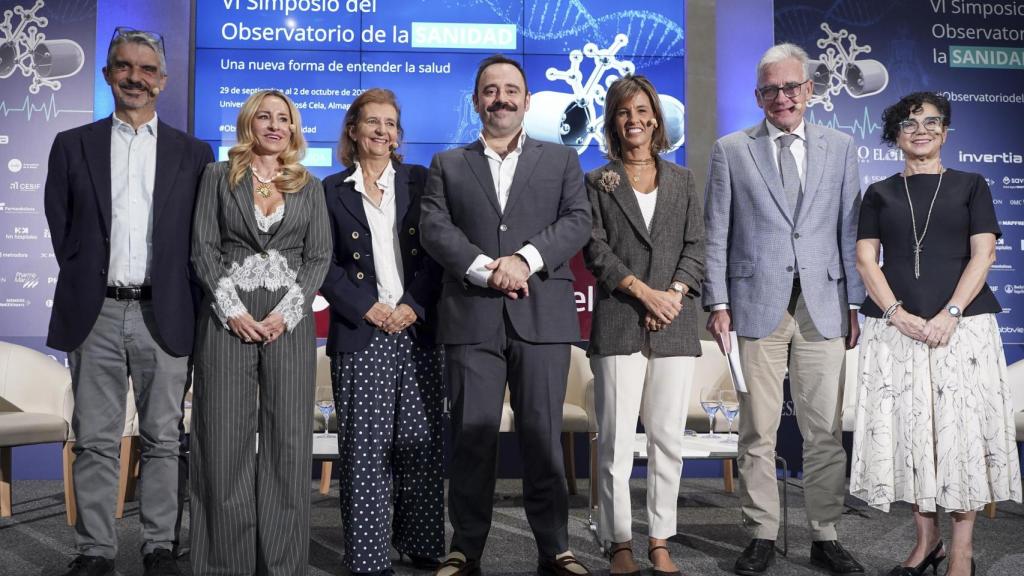 Jaume Pey, director general de la Asociación para el Autocuidado de la Salud; Beatriz Perales, presidenta de AELMHU; María Aláez, directora de Técnica y Calidad de Fenin; Eduardo Ortega Socorro,  redactor jefe de EL ESPAÑOL-Invertia; Elena Casaus, secretaria general de la Asociación Española de Medicamentos Genéricos; Jordi de Dalmases, vicepresidente del Consejo General de Colegios Farmacéuticos;  y Encarna Cruz, directora general de la Asociación Española de Medicamentos Biosimilares.