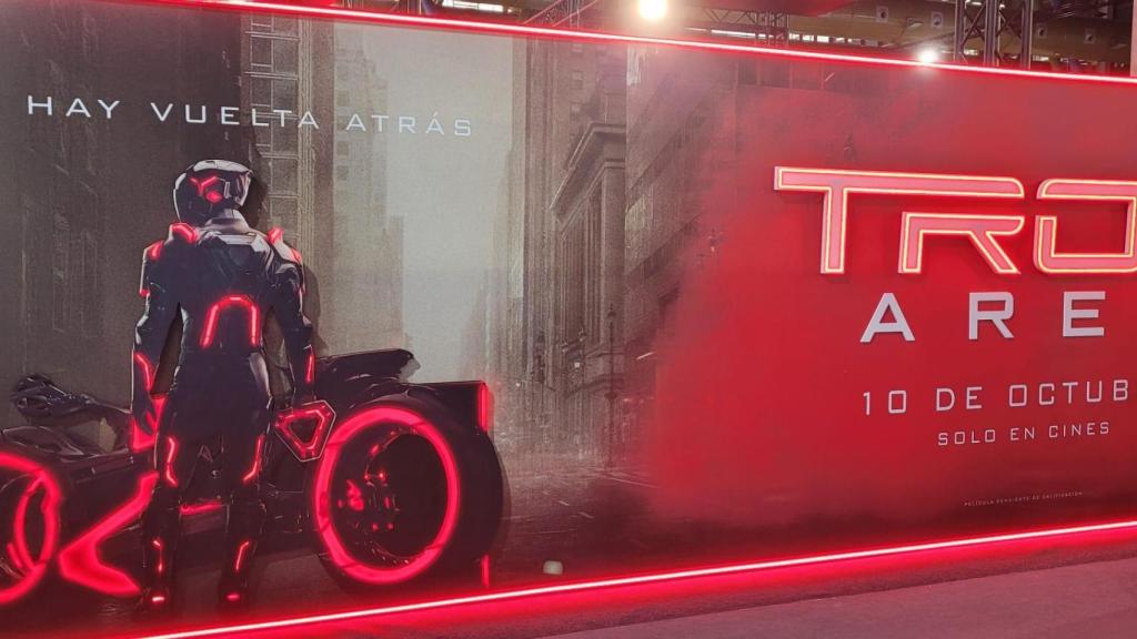 Stand de “Tron:Ares” en el Exhibitor Hall de la SDCC Málaga 2025.