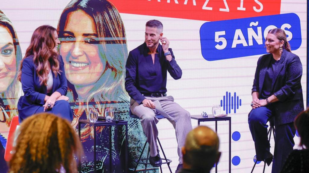 Nando Escribano en el centro junto a Laura Fa, a su derecha, y Lorena Vázquez, a su izquierda.