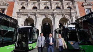 El concejal de Movilidad, Alberto Gutiérrez Alberca; el alcalde de Valladolid, Jesús Julio Carnero, y el gerente de Auvasa, Eduardo Cabanillas, presentan los nuevos autobuses
