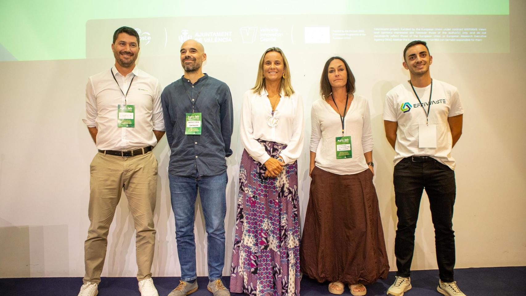 Representantes de las startups del programa, con la concejala de Innovación del Ayuntamiento de Valencia, Paula Llobet -en el centro-..