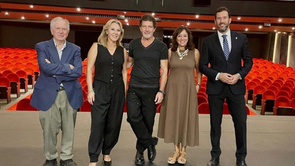 La consejera de Economía, Hacienda y Fondos Europeos y presidenta de Málaga TechPark, Carolina España, y el presidente del Teatro del Soho CaixaBank, Antonio Banderas, junto a otros representantes de ambas entidades.