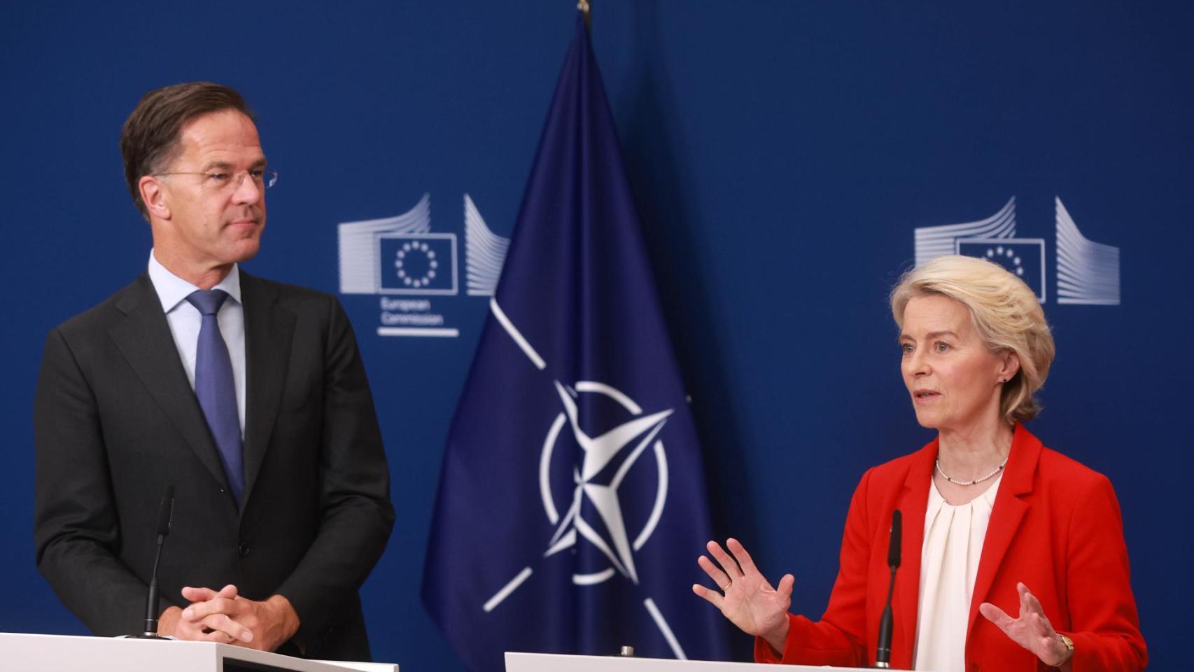 La presidenta de la Comisión Europea, Ursula von der Leyen junto al secretario general de la OTAN, Mark Rutte, en la sede de la Comisión Europea.