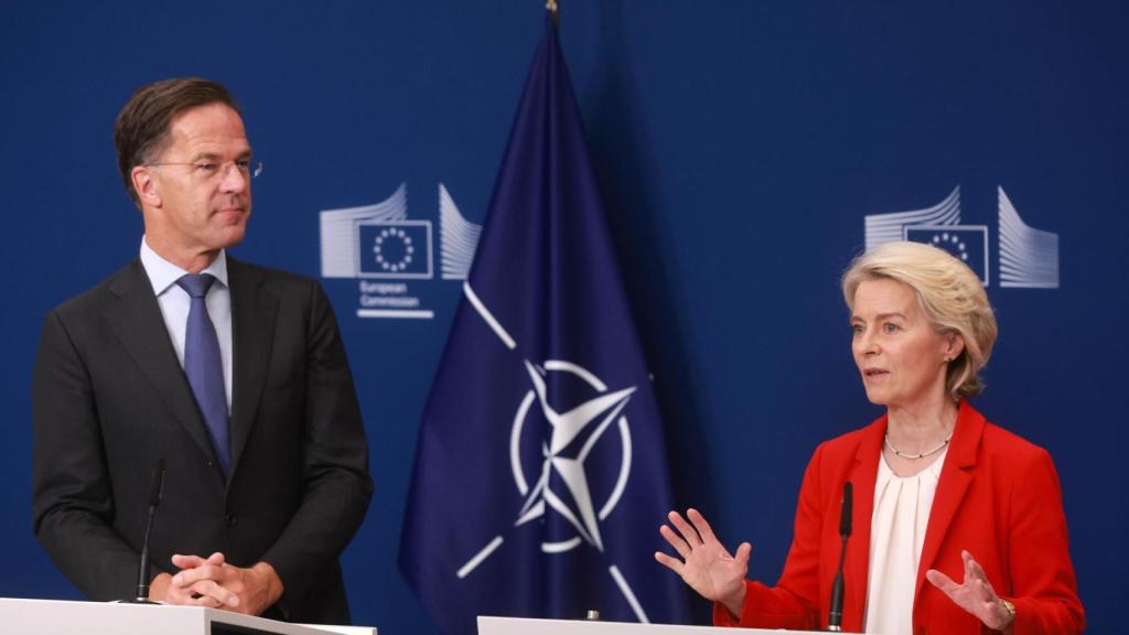 La presidenta de la Comisión Europea, Ursula von der Leyen junto al secretario general de la OTAN, Mark Rutte, en la sede de la Comisión Europea.