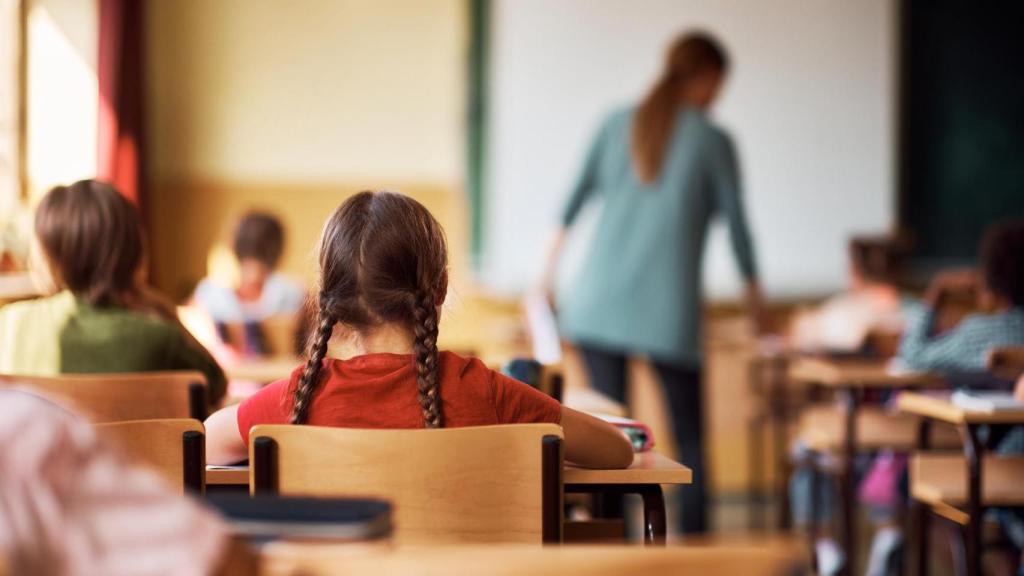 Vista trasera de una niña en la escuela.