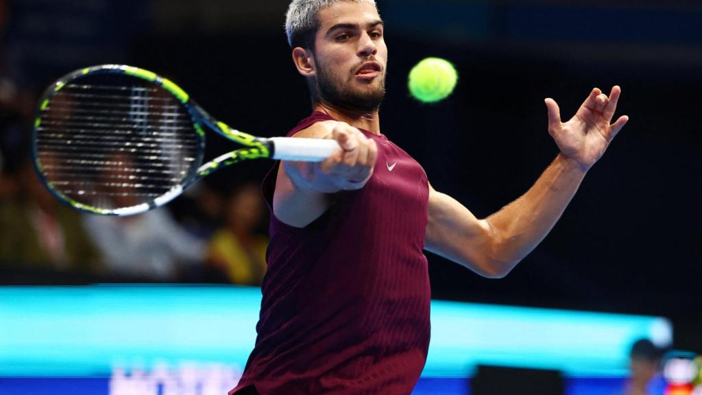 Carlos Alcaraz golpeando una bola durante la final del Open de Tokio