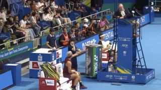 Carlos Alcaraz hablando con el juez de silla en la final del Open de Tokio