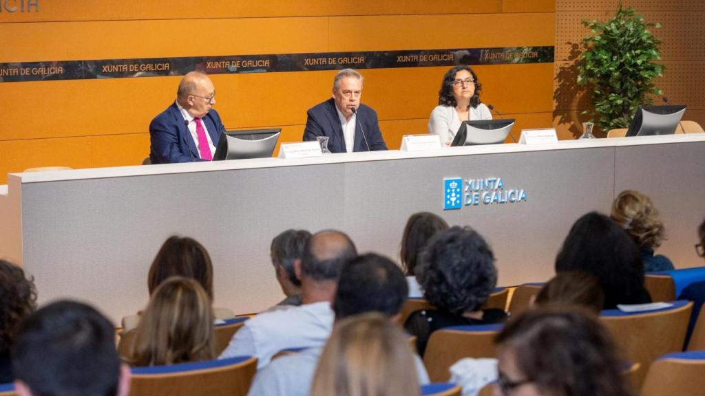 El conselleiro de Sanidade, Antonio Gómez Caamaño (centro), esta mañana.