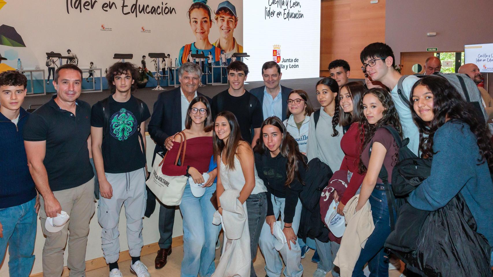 El presidente de la Junta, Alfonso Fernández Mañueco, junto al entrenador de tenis Toni Nadal y a un grupo de jóvenes, este martes en Segovia